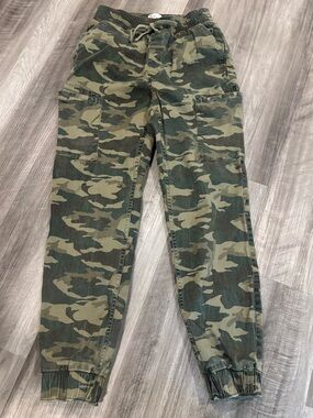 Hollister Camo High Rise Cargo Joggers - Classic Camo Color - Size M